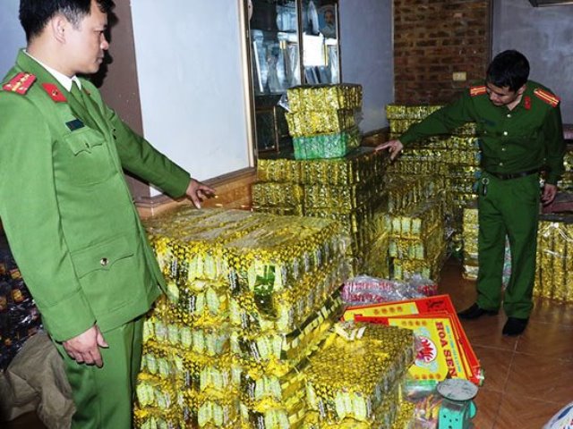 Lực lượng chức năng phát hiện thu giữ 9.000 bao bì mang nhãn hiệu Chè xanh tân Cương - Thái Nguyên và gần 600 kg trà xanh không rõ nguồn gốc