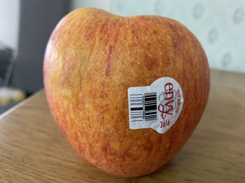 Khách hàng bức xúc khi mua hoa quả tại cửa hàng Ưu Đàm