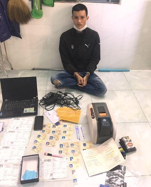 Đà Nẵng: Bắt đối tượng làm bằng lái xe, bằng đại học giả