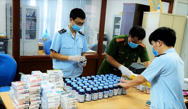 Lực lượng Hải quan Hà Nội phối hợp kiểm tra hàng hóa vi phạm
