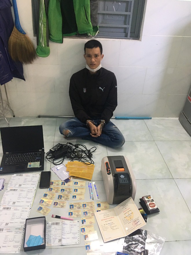 Đà Nẵng: Bắt nghi phạm chuyên làm giả bằng lái xe, bằng Đại học