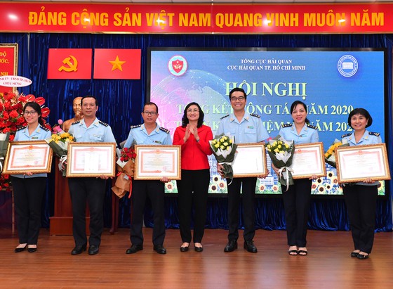 Phó Chủ tịch UBND TPHCM Phan Thị Thắng tặng bằng khen Chính phủ cho các tập thể,cá nhân thuộc Cục Hải quan TPHCM. Ảnh: VIỆT DŨNG