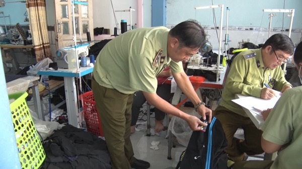 Đồng Nai: Phát hiện công ty đang gia công quần vải thun có dấu hiệu giả mạo các nhãn hiệu nổi tiếng