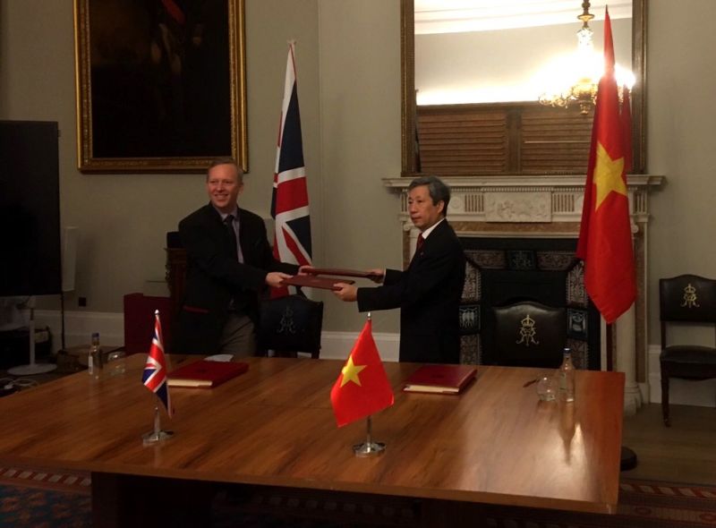 Do ảnh hưởng của Covid-19, lãnh đạo Chính phủ Việt Nam và Bộ trưởng Bộ Công Thương Việt Nam Trần Tuấn Anh đã không thể trực tiếp có mặt và thực hiện ký kết theo thông lệ. Việc ký kết Hiệp định UKVFTA đã được ủy quyền cho Đại sứ hai nước trực tiếp ký tại Anh.
