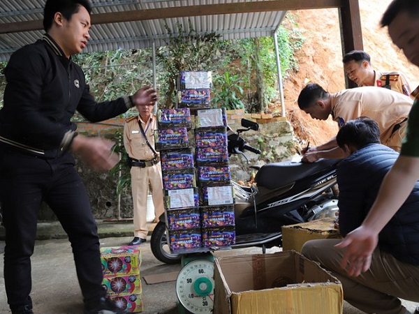 Nguyễn Văn Huy (áo đen) bị bắt quả tang khi đang thuê xe ô tô vận chuyển gần 90 kg pháo lậu