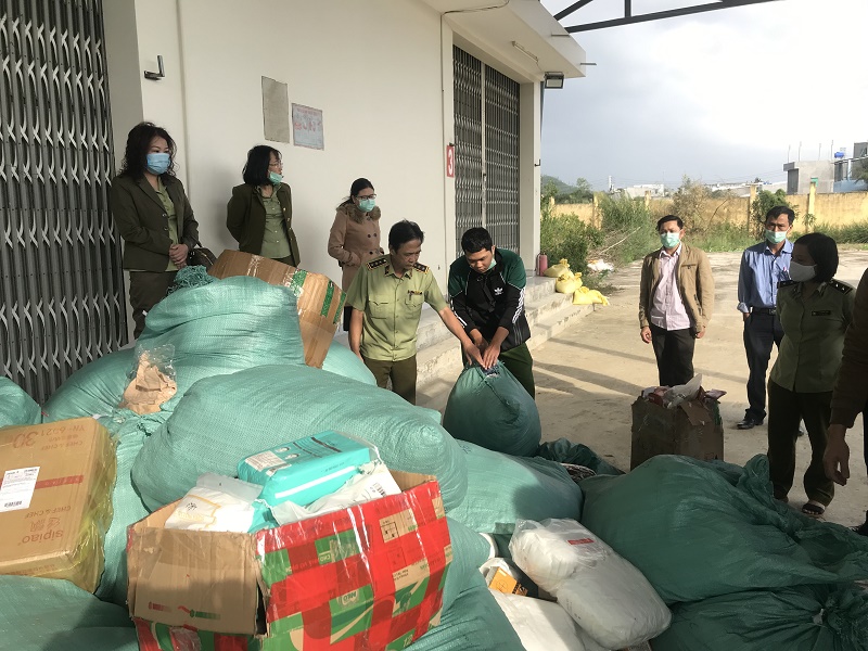 Bình Định: Tiêu huỷ lượng hàng hoá vi phạm hành chính trị giá 834 triệu đồng