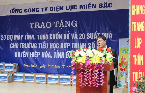 Ông Hồ Mạnh Tuấn - Thành viên Hội đồng thành viên EVNNPC phát biểu tại buổi lễ trao tặng