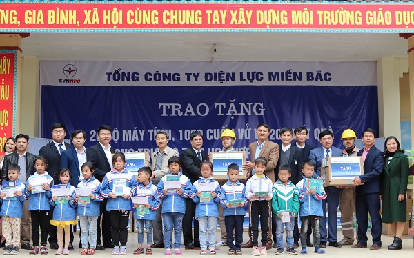 Ông Hồ Mạnh Tuấn - Thành viên Hội đồng thành viên EVNNPC trao tặng 20 bộ máy tính và 1.000 cuốn vở trị giá 300 triệu đồng cho nhà trường