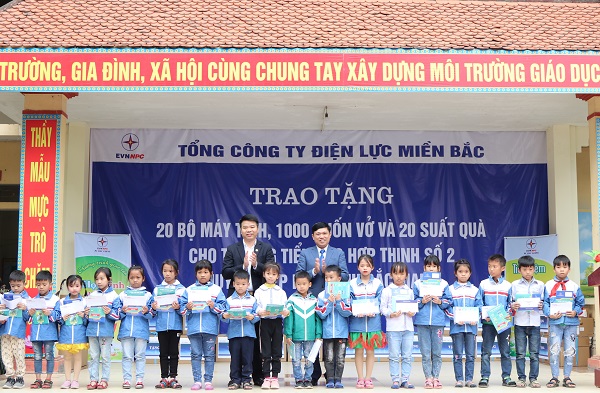 Ông Trịnh Quang Minh - Chủ tịch Công đoàn và ông Nguyễn Văn Tin - Trưởng ban Truyền thông trao tặng 20 suất quà cho các cháu có hoàn cảnh khó khăn