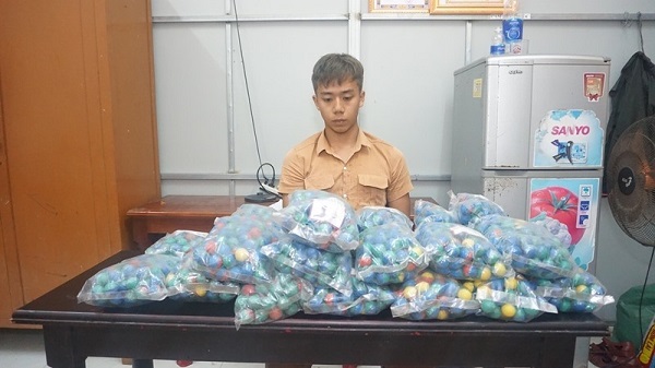 Khống chế bắt đối tượng mua bán, tàng trữ hàng nghìn viên pháo nổ