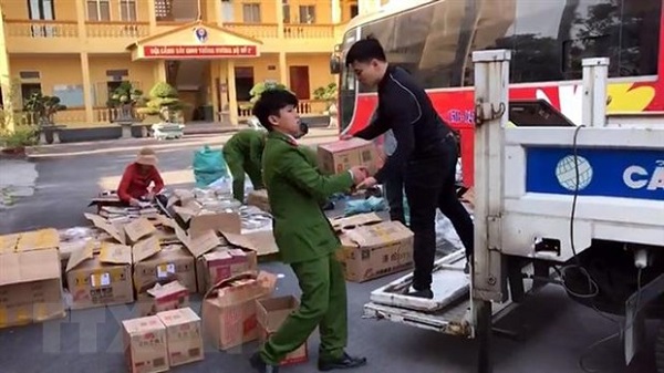 Hải Dương: Phát hiện xe ô tô chở lượng hàng lớn không rõ nguồn gốc