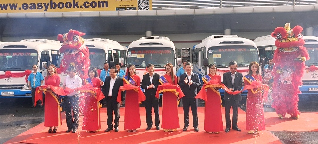 cắt băng khai trương