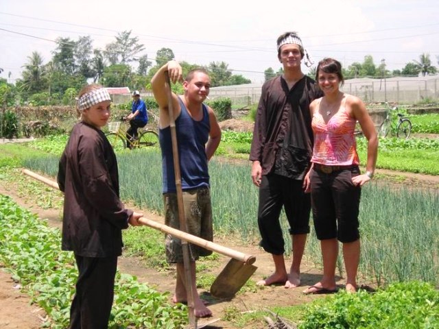 Một ngày làm nông dân tại làng rau Trà Quế Hội An