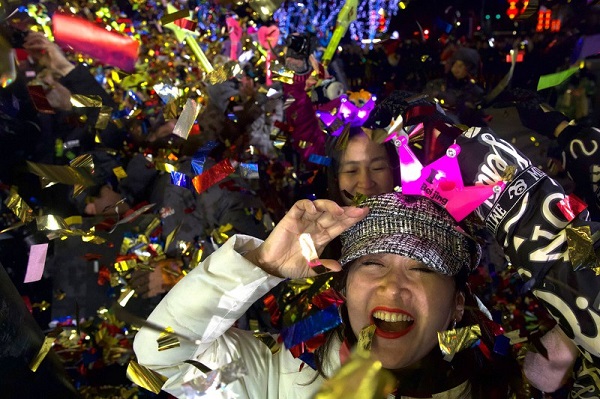Người dân Bắc Kinh, Trung Quốc chào đón Năm mới 2020 (Ảnh: AP)