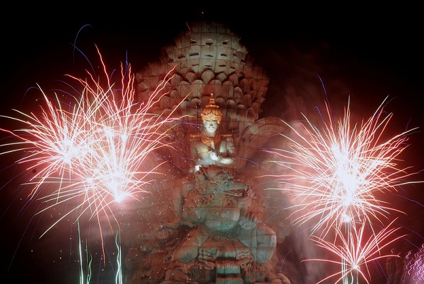 Pháo hoa chào mừng năm mới tại khu vực tượng Garuda Wisnu Kencana, Bali, Indonesia (Ảnh: Reuters)
