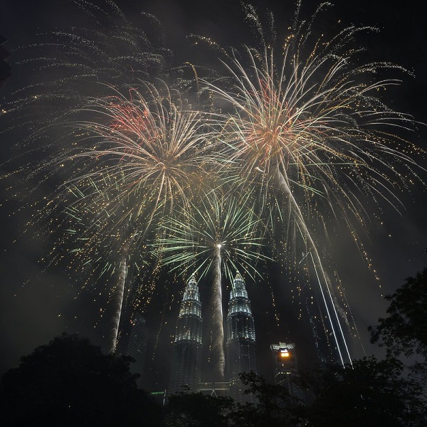 Pháo hoa đẹp mắt tại tòa tháp đôi trung tâm thủ đô Kuala Lumpur, Malaysia (Ảnh: Twitter)
