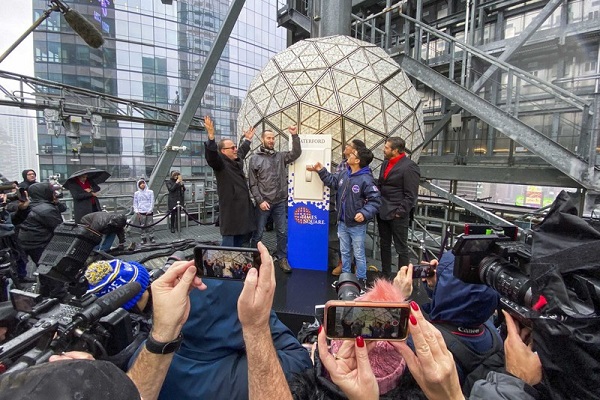 Các quan chức thành phố New York kiểm tra quả cầu giấy trước giờ đón giao thừa ở Quảng trường Thời Đại (Ảnh: CNN)