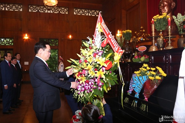 Phó Thủ tướng Vương Đình Huệ dâng hoa tưởng niệm Chủ tịch Hồ Chí Minh