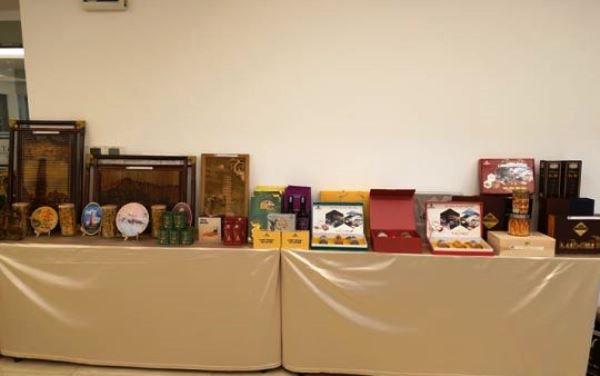Mẫu sản phẩm lưu niệm được trưng bày sau cuộc thi