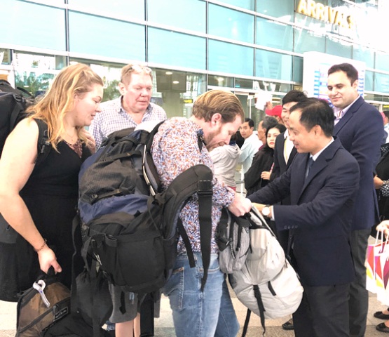 Kh&aacute;ch du lịch c&ocirc;ng đất