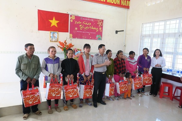Agribank trao quà cho bà con làng Hiệp Tiến - Bình Định