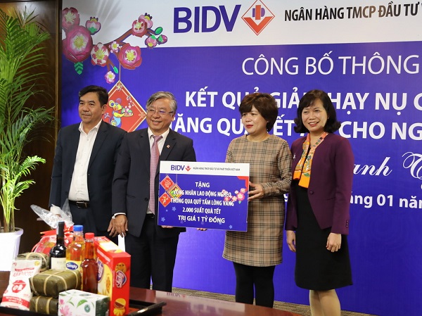 BIDV tặng 40.000 suất quà trị giá 20 tỷ đồng tặng người nghèo nhân dịp Tết Nguyên đán Canh Tý