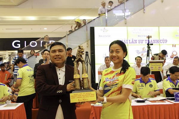 Bà Trần Uyên Phương, Phó tổng giám đốc Tập đoàn Tân Hiệp Phát trao chiếc Cup Number 1 cho đại diện BTC. Chiếc Cup mô phỏng con lân đứng trên Mai hoa thung là 4 chai Nước tăng lực Number 1