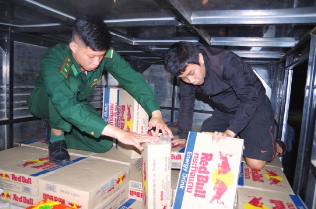 Quảng Ngãi: Bắt giữ xe ô tô vận chuyển 300 thùng nước tăng lực không rõ nguồn gốc