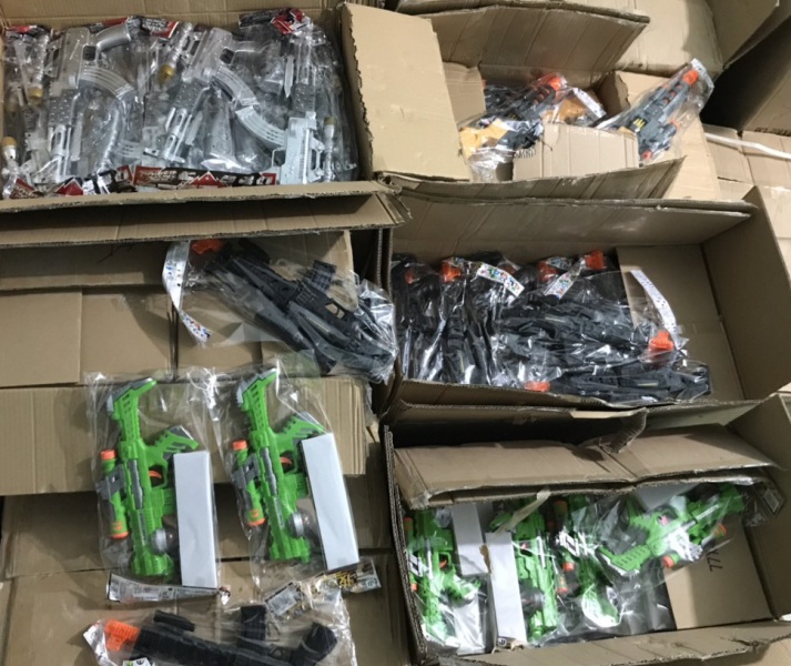 hơn 25.000 khẩu súng nhựa thuộc danh mục hàng hóa cấm kinh doanh và nhiều đồ chơi trẻ em có nguồn gốc xuất xứ tại Trung Quốc trên xe Container