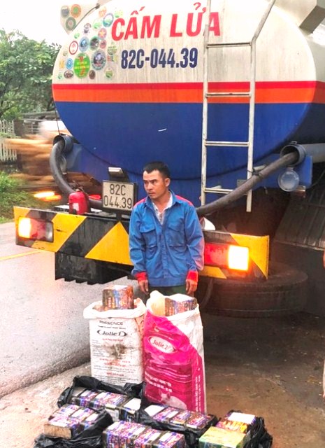 Quảng Nam: Bắt giữ xe bồn chở xăng vận chuyển pháo lậu