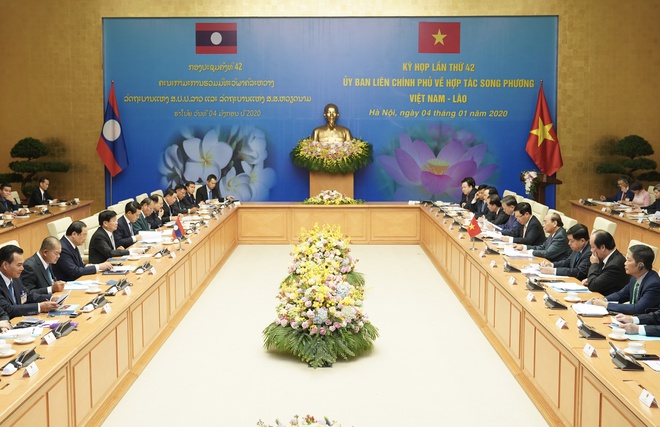 Đoàn cấp cao Chính phủ Việt Nam và Chính phủ CHDCND Lào làm việc sáng 4/ (Ảnh: VGP)