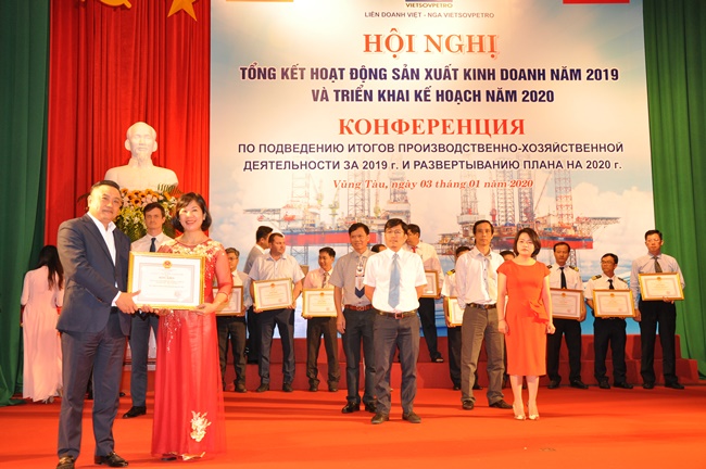 Ông Trần Sỹ Thanh, trao Bằng khen (của Uỷ ban Quản lý Vốn Nhà nước tại doanh nghiệp) cho các tập thể và cá nhân xuất sắc.