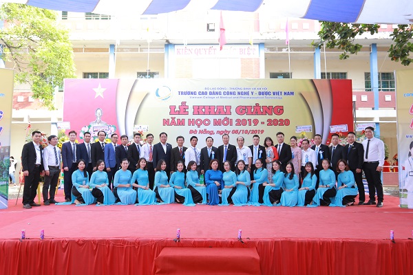 Đội ngũ cán bộ và Ban lãnh đạo Trường Cao đẳng Công nghệ Y Dược Việt Nam