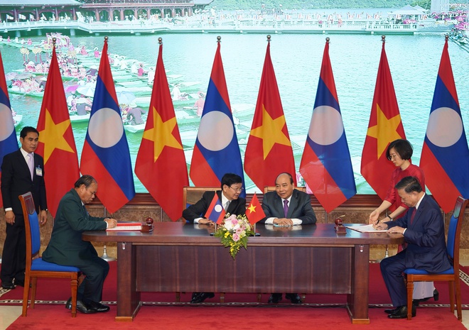 Hai Thủ tướng chứng kiến đại diện hai nước ký kết văn kiện hợp tác (Ảnh: VGP)