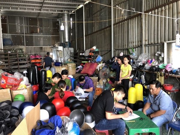 Bắt quả tang cơ sở sản xuất nón bảo hiểm giả mạo nhãn hiệu Nón Sơn