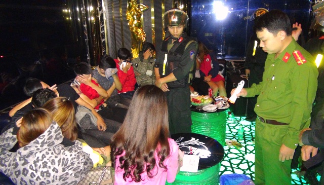 Quảng Ngãi: Đột kích quán karaoke phát hiện hơn 50 đối tượng dương tính với ma túy