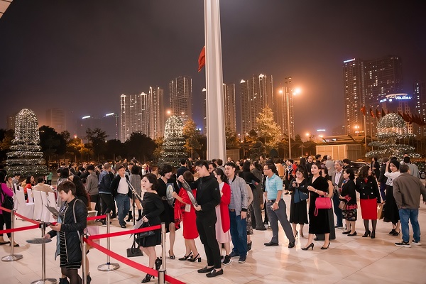 Hơn 4000 khán giả xếp hàng dưới tiết trời se lạnh của Hà Nội để nghe Lệ Quyên hát trong Qshow2