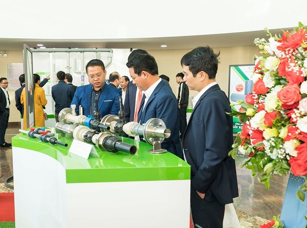 Nhựa Tiền Phong cũng là doanh nghiệp đầu tiên ở Việt Nam sản xuất các loại ống và phụ tùng PVC thoát nước theo tiêu chuẩn ISO 3633