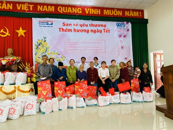 Kienlongbank trao quà Tết tại Tam Quan - Bình Định