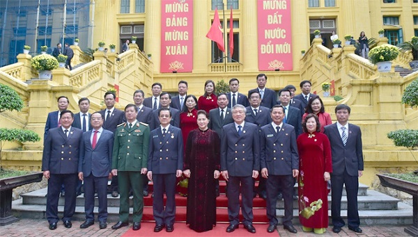 Chủ tịch Quốc hội Nguyễn Thị Kim Ngân và các đại biểu chụp ảnh lưu niệm (Ảnh: Đại biểu nhân dân)
