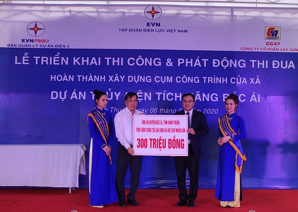 Tập đoàn Điện lực Việt Nam trao tặng số tiền 300 triệu đồng cho huyện Bác Ái để thực hiện công tác an sinh xã hội cho nhân dân
