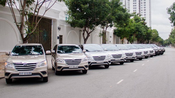 Nên mua ô tô giảm giá hay thuê xe đi chơi Tết?