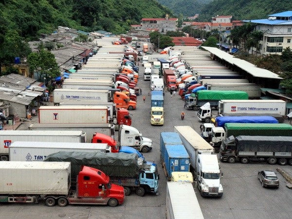 Xe chở nông sản chờ xuất hàng qua cửa khẩu Tân Thanh (Lạng Sơn)
