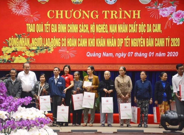 Phó Thủ tướng Thường trực thăm, trao quà Tết gia đình chính sách tỉnh Quảng Nam