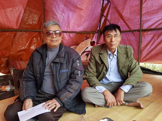 Ông Nguyễn Văn Oanh (bên trái) và ông Nguyễn Xuân Kế bức xúc về việc đốt rác thải công nghiệp gây ô nhiễm môi trường