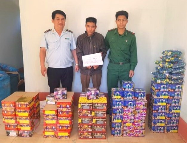 Kon Tum: Bắt giữ đối tượng vận chuyển gần 180 kg pháo tại cửa khẩu quốc tế Bờ Y