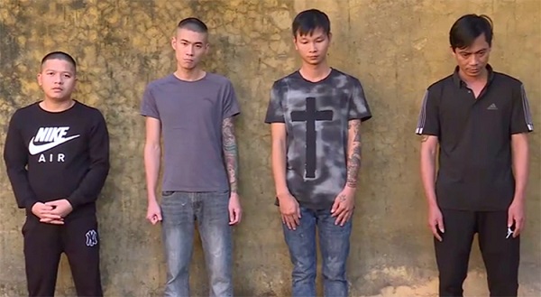 Nghi can Hùng (ngoài cùng bên trái) cùng ba đồng phạm đang bị tạm giam (Ảnh: Công an Hà Tĩnh)