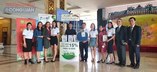 Các lãnh đạo, nhân viên công ty PlauMai Eco Việt Nam trong buổi ký kết sử dụng sản phẩm với Tập đoàn Mai Linh