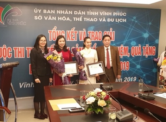 Bà Lê Thị Nga nhận Giải thưởng Thiết kế mẫu sản phẩm lưu niệm, quà tặng du lịch tỉnh Vĩnh Phúc năm 2019