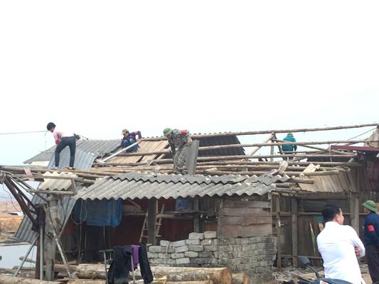 Huyện Vĩnh Tường phối hợp với chính quyền xã Yên Lập hỗ trợ người dân di chuyển tài sản để bàn giao đất cho dự án
